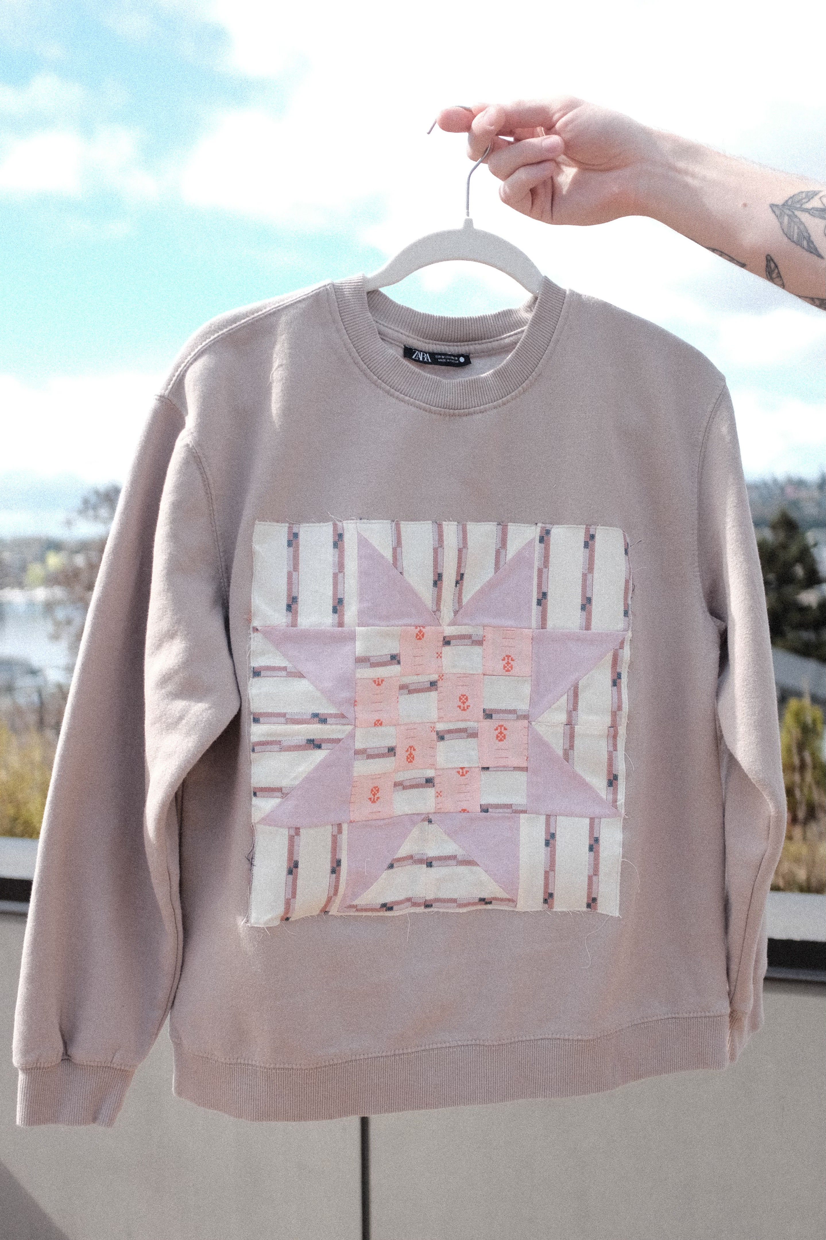 Crew neck sweatshirt with quilted pattern on front